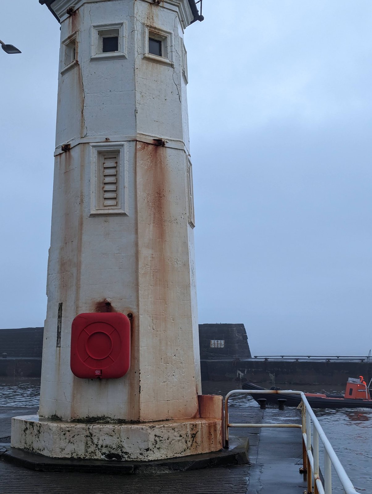 The beacon at the mouth of Anstruther harbour.