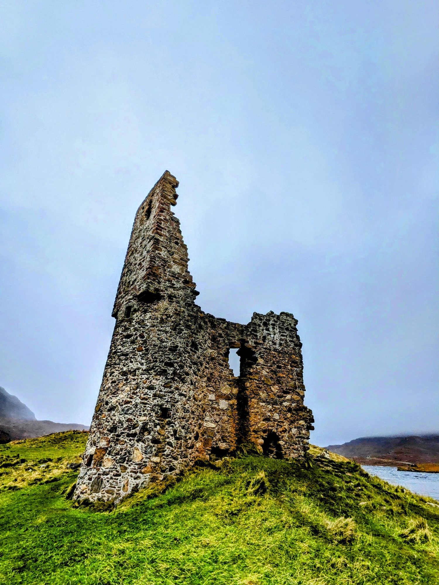 The ruin of Ardvreck Castle on the shore of Loch Assynt.