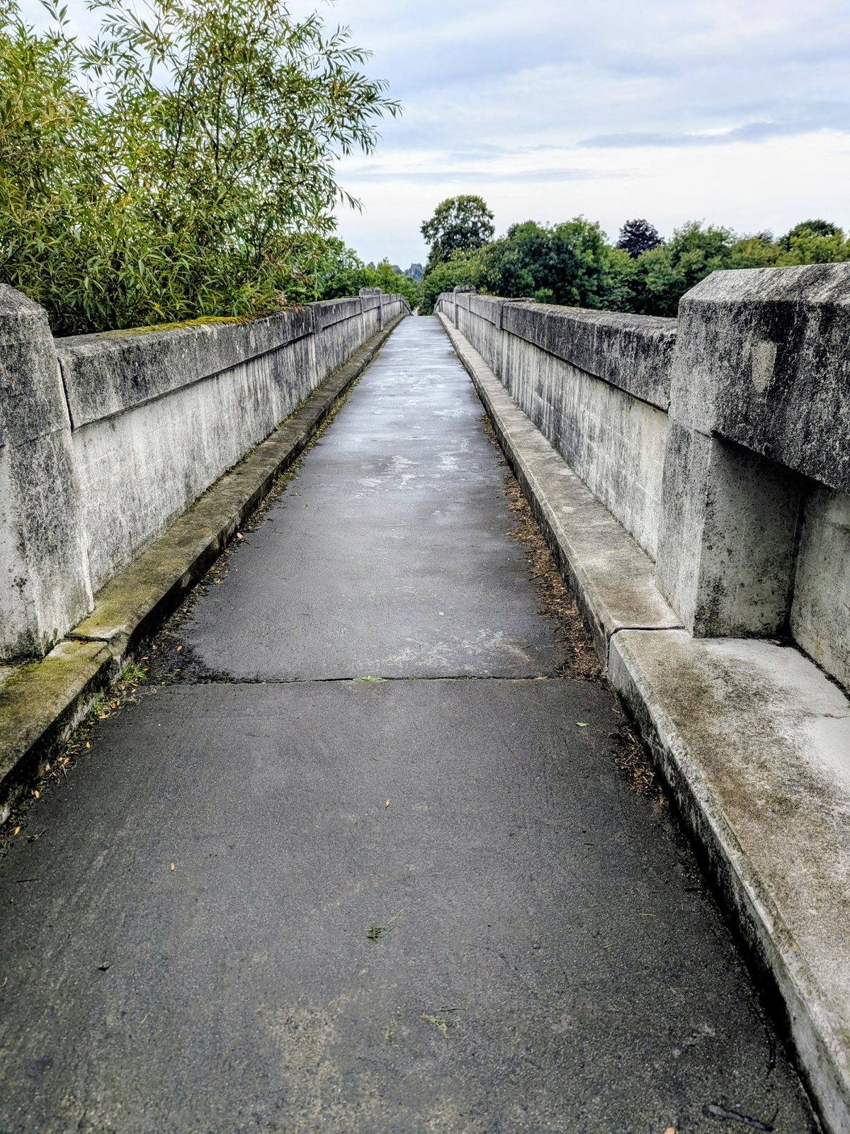 The concrete footbridge over the River Forth leading to Cambuskenneth Abbey.