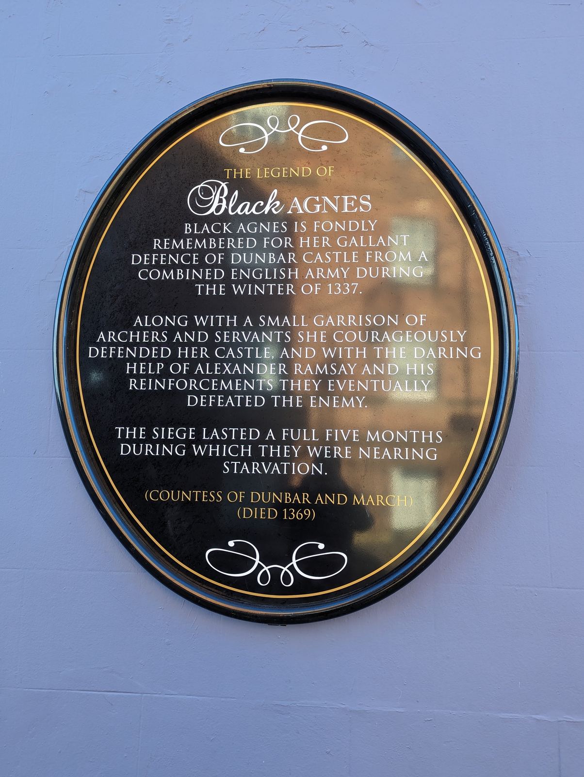 A plaque telling the legend of Black Agnes, who held Dunbar Castle through the 1338 siege.