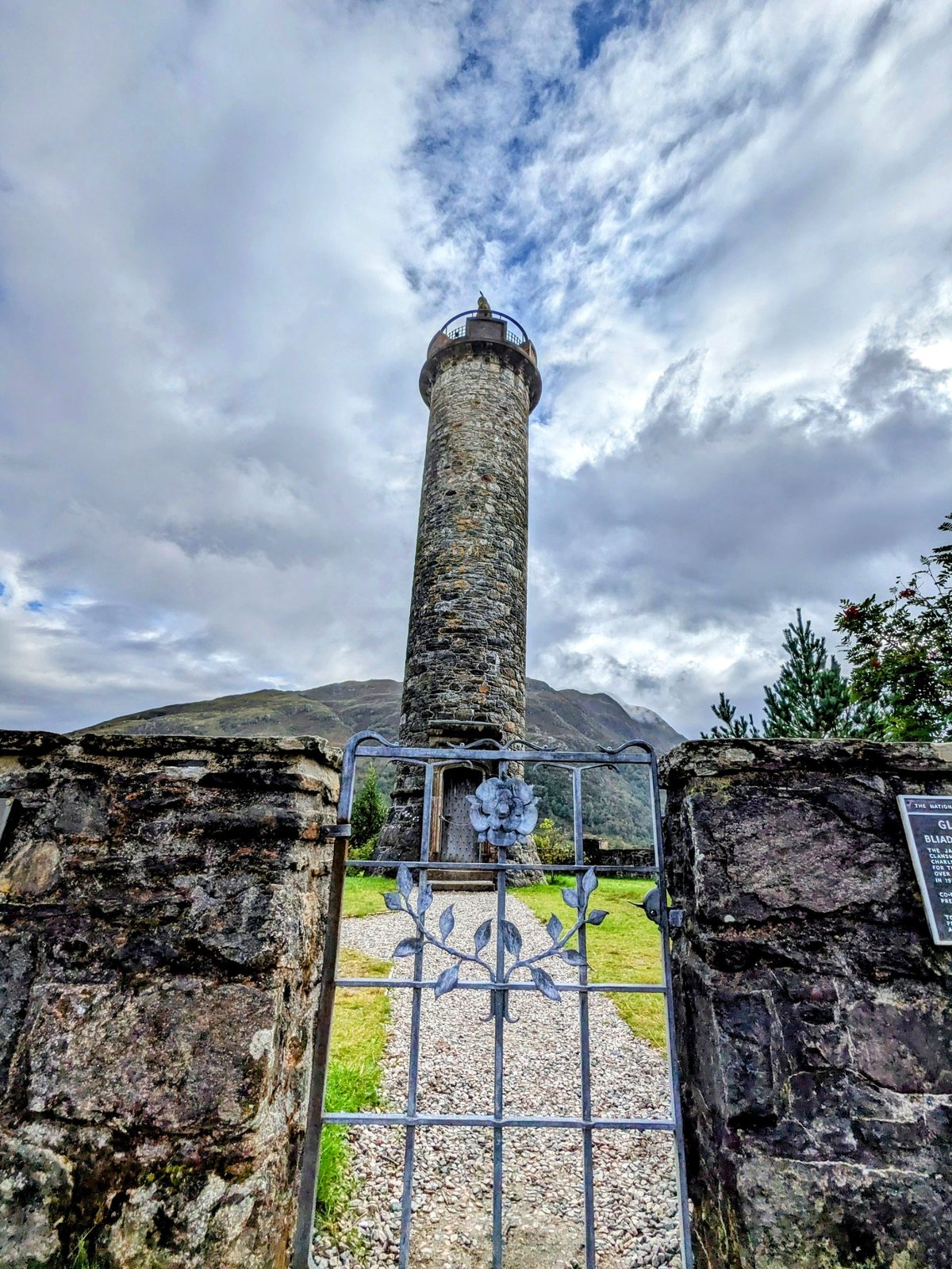The inscribed plaque at the base of the Glenfinnan Monument.