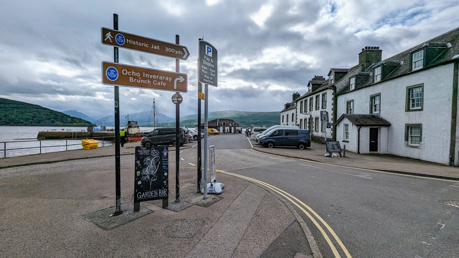 The white main street of Inveraray with its fingerpost