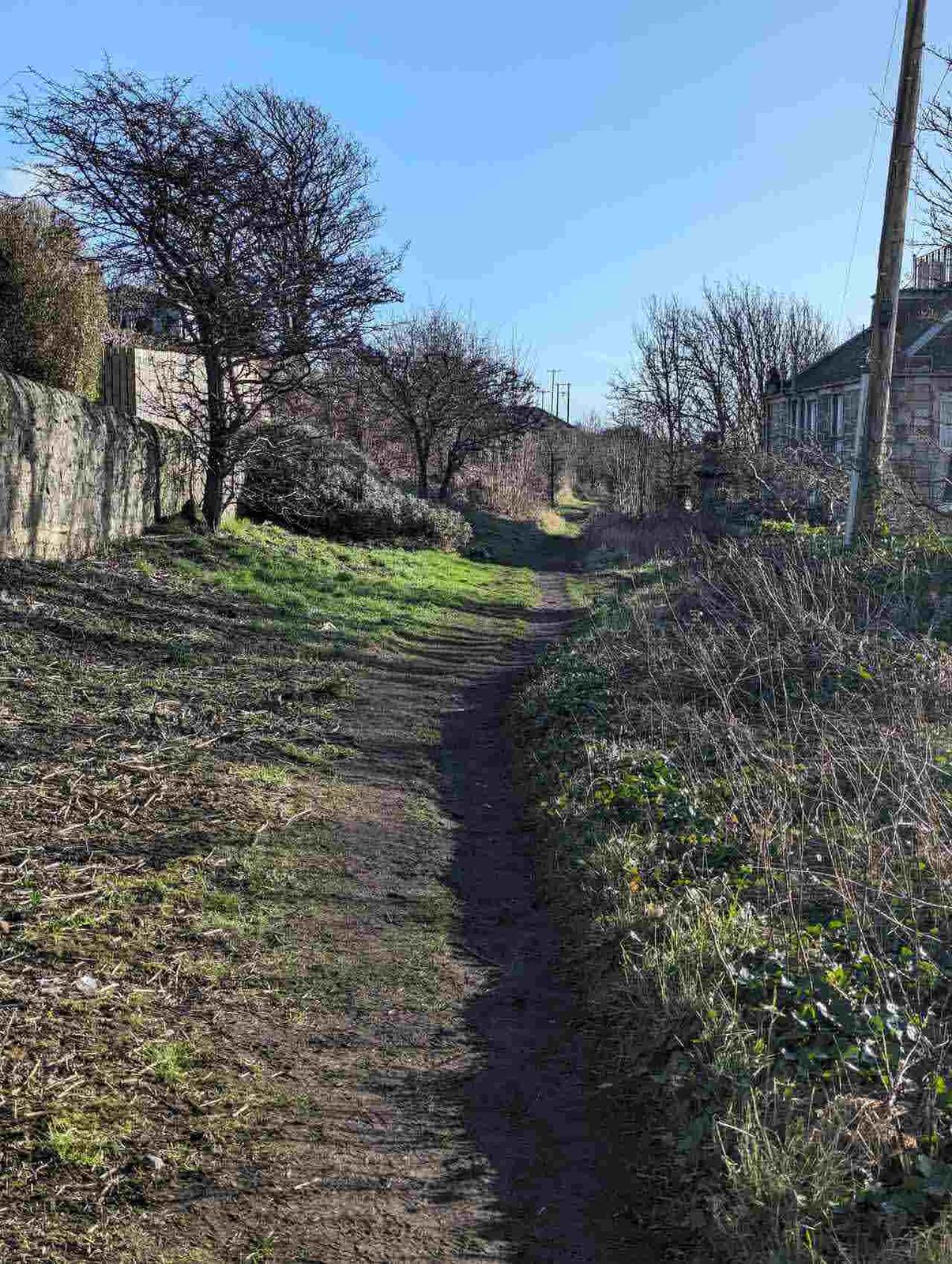 A grassy wynd climbing between the houses at Lower Largo