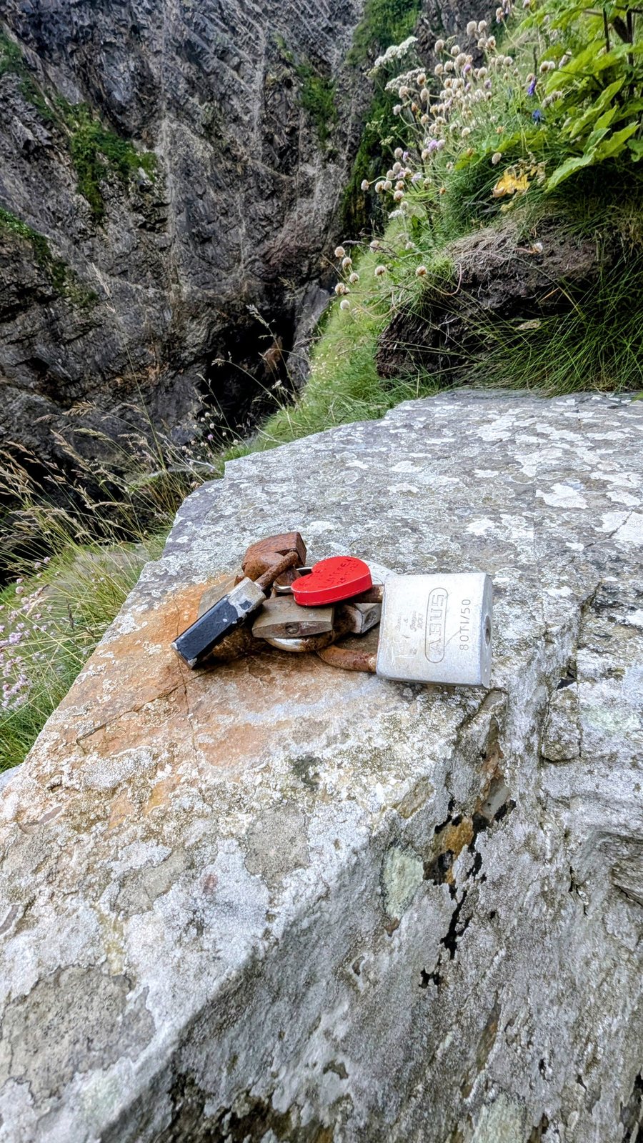 The grassy bink platform at the foot of the Whaligoe Steps, with a picnic.